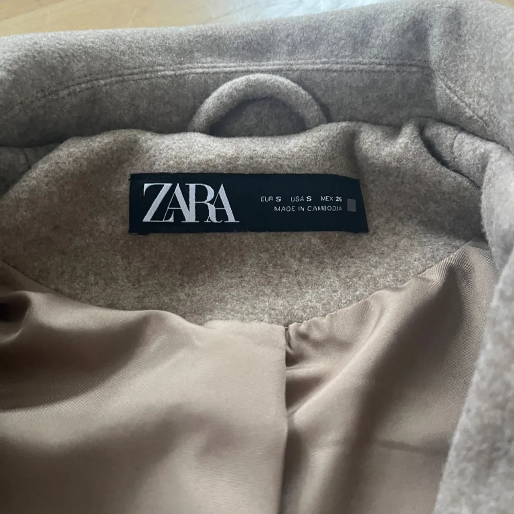 Nu säljer jag denna super snygga och gulliga kappa från Zara, köpt för 1 år sedan 💘 Men endast använd 2 ggr. Super fint skick, som ny! Säljer pga att den inte kommer till användning. Meddelande mig om ni är intresserade ❤️Finns fler bilder :). Jackor.