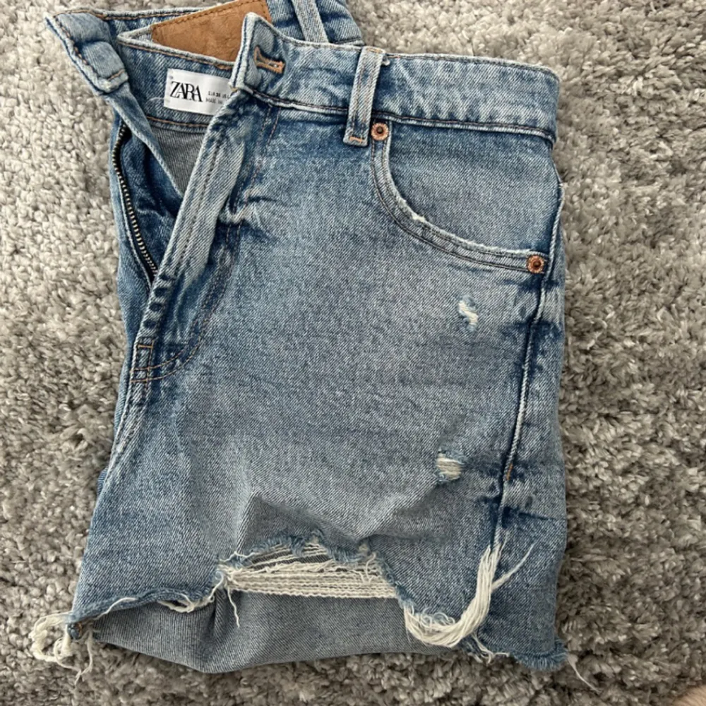 Super fina jeans shorts till sommaren ❤️köpta på zara!!. Shorts.