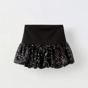 Glittrig kjol från barnavdelningen på Zara. Endast använd en gång, storlek 13-14 år. 