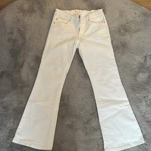 Vita lowwaist bootcut jeans med lite smink på. Sista bilden* går möjligtvis bort i tvätten. Andvänd 1 gång. 164 cm långa. 13-14 years.
