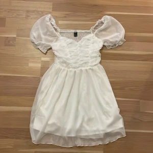 Vit studentklänning - Vit studentklänning i storlek S. Aldrig använda!