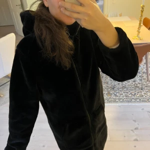 Faux fur jacka - Jacka i fuskpäls från Cubus. Knappt använd pga köpte tyvärr för liten storlek (har vanligtvis M) 🥲 Superfin och mysig nu i vinter!! 💞💕💓 Nypris 699kr, säljes för 299kr. Priset kan diskuteras vid snabb affär!