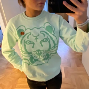 Kenzo tröja  - Jätte cool kenzo sweatshirt. Helt oanvänd och har prislappen kvar (nypris 1700kr). Den är i storlek xs men passar även mig som vanligtvis bär M.