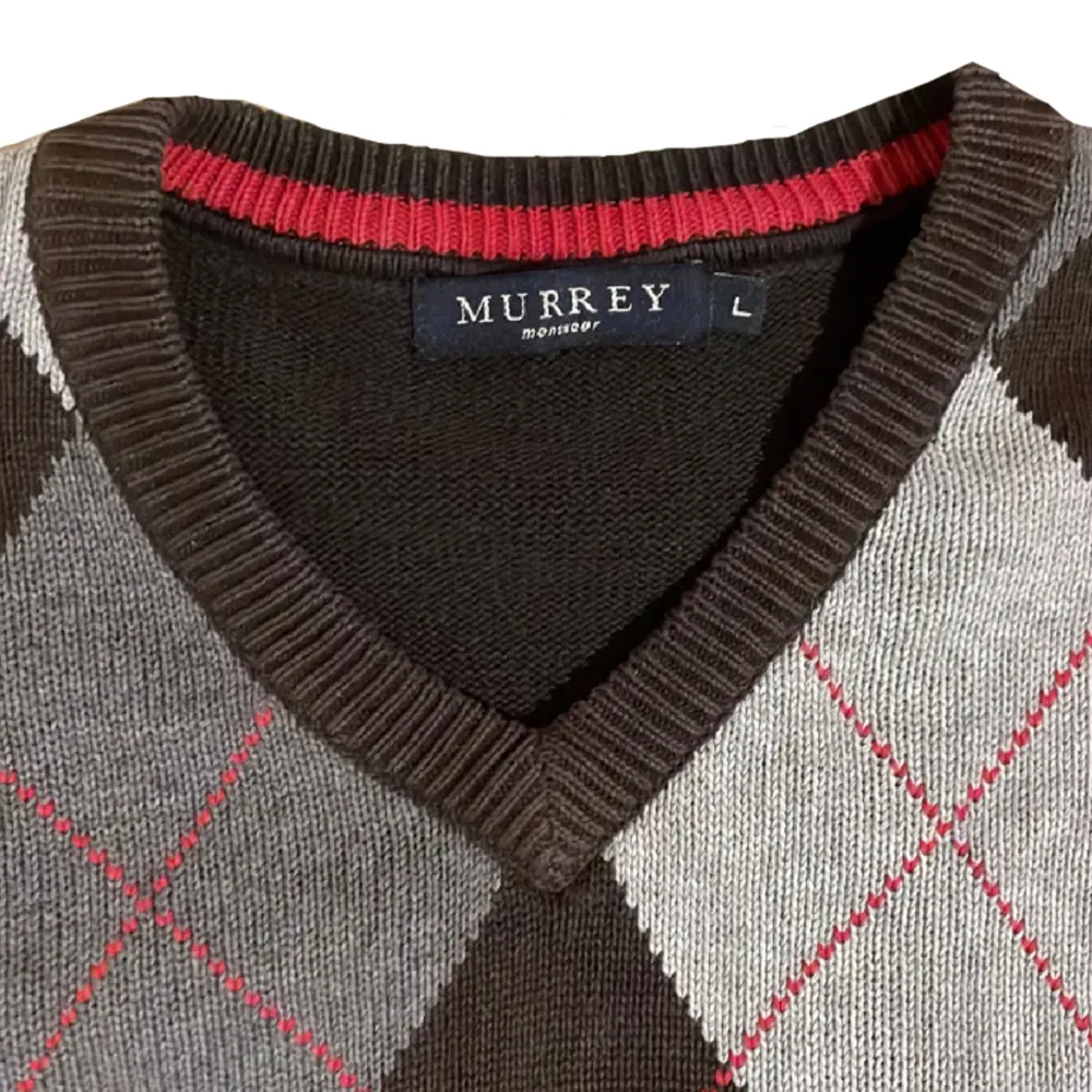 Här är en väldigt skön grandpa sweater som jag köpt 2hand och använt hyfsat mycket själv, men den är i väldigt bra skick💕 Kommer från märket Murrey. Den är helt svart på baksidan, har inga defekter🩷🩷. Stickat.