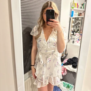 Klänning  - Jätte fin klänning från Nelly som jag använt 1 gång, det är en liten reva längs ner som ej syns när man har på sig den🩷🩷