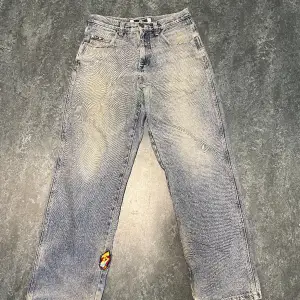 Sällsynta Southpole jeans med fett broderi Lite slitna vid foten dom bilden visar Storlek 31