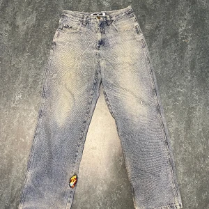 Southpole jeans - Sällsynta Southpole jeans med fett broderi Lite slitna vid foten dom bilden visar Storlek 31