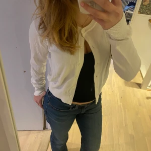 Vit kofta  - Säljer denna söta vita kofta då den inte kommer till användning. storlek M 🩷