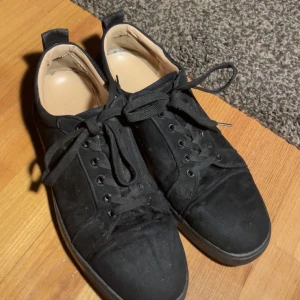 Louboutin skor utan spikes - Säljer nu mina loubs eftersom att jag fått nya, de är i storlek 44 och i sådär skick (lite slitna)  De ba och hojta till om du är intresserad! Finns i sthlm