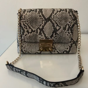 Snakeprint väska  - Tillkommer längre axelband som man kan sätta på. Bra skick. 