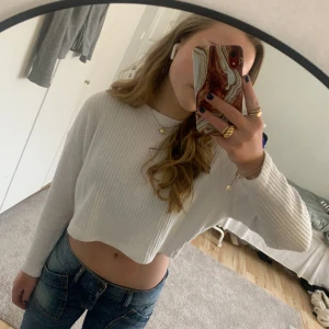 Kort vit tröja🤍🤍 - Använd fåtal gånger🤍🫶🏼 vet inte riktigt hur mycket jag köpte den för men säljer den nu för 100kr