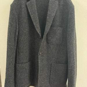 Jlindeberg carlton cardigan blazer i färgen mörkgrå. Köp för endast 450kr nypris är 3600kr. Hör av dig vid frågor! 