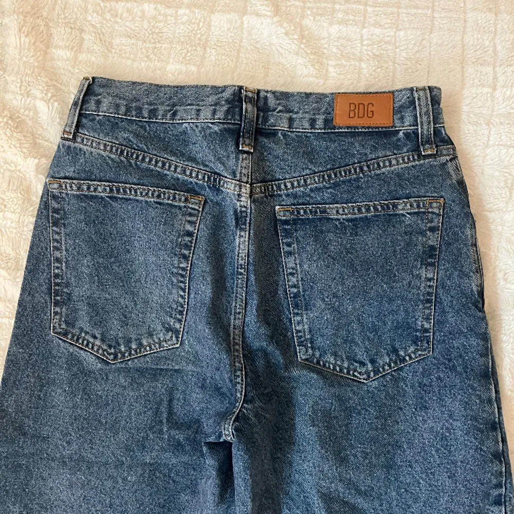snygga bdg jeans från urban outfitters! i modellen modern boyfriend och strl 30/32🎀. Jeans & Byxor.