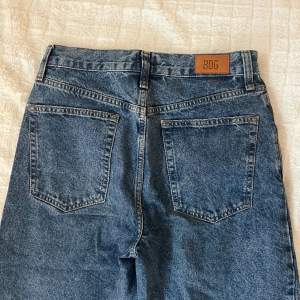 snygga bdg jeans från urban outfitters! i modellen modern boyfriend och strl 30/32🎀