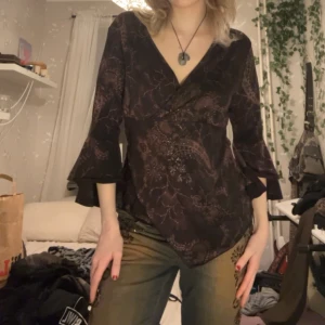 Bohemisk tröja - trumpetärmar - Säljer nu min älskade topp med jättefina mönster och små detaljer med glitter. Storlek M, sitter som förväntat. Den har trumpetärmar i trekvarts och en inbyggd omlottmodell. Kontakta om du är intresserad eller har övriga frågor/vill ha mer bilder❤️