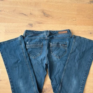 Only jeans - Jätte snygga low waist bootcut jeans i bra kvalitet säljer för de är ganska stora på mig 💗💗