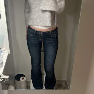 Jättesnygga low waist bootcut jeans med vita sömmar! Älskar dem verkligen men säljer då det är fel storlek. Pris kan diskuteras vid snabb affär!