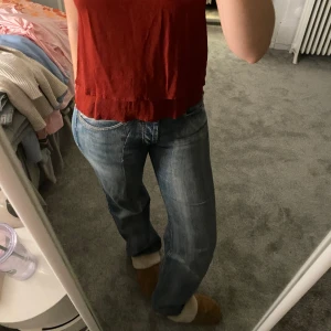 Vintage jeans - Vintage jeans som jag självsytt in de är st 36 i man. Men är som 36 kvinna nu efter jag sytt in. De är  raka och långa på mig som tom är lång. Just nu är de inga fickor på byxorna men jag ahr fickorna och kan skicka med dem.