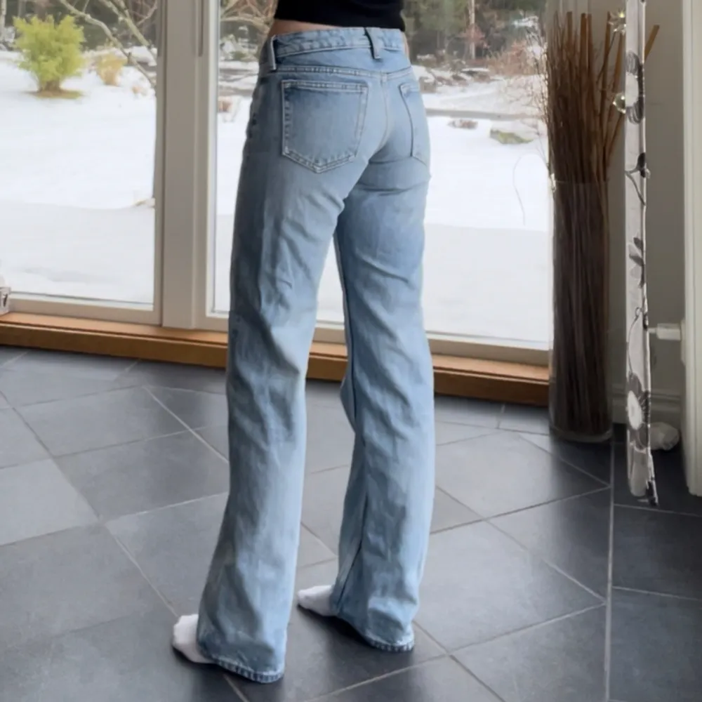 Säljer mina Weekday jeans i den populära modellen Arrow Low Straight i färgen blue delight, storlek W24/L32 💗 Jättefint skick! . Jeans & Byxor.