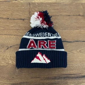 Åre mössa - Säljer nu min snygga åre mössa. Fint skick överlag. Hojta till för mer bilder eller info 😆