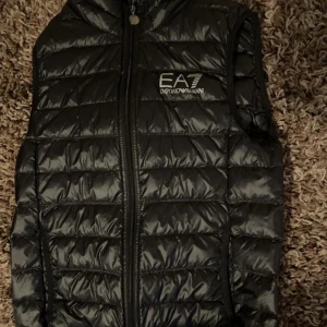 Ea7 Armani väst - Äkta ea7 väst, ny skick inget trasigt. Leveranstid 1-2 dagar