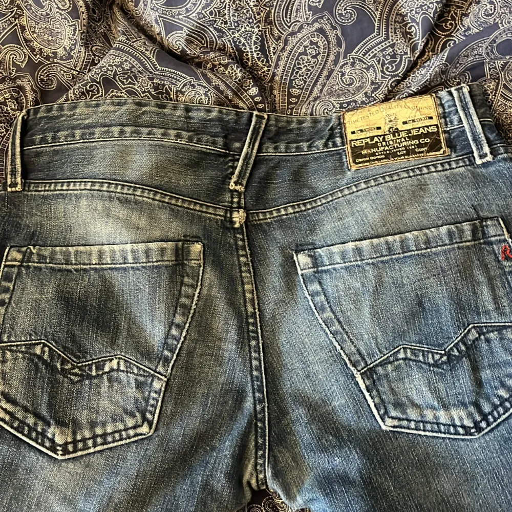 Jeans köpta i England på secondhand w:30 L:32. Midjemått mått: 80 och innerbenslängden: 85💗💗. Jeans & Byxor.