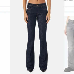 Dieseljeans ANNAN FÄRG - Säljer ett par dieseljeans i typ modellen på bilden, men i ljusare blå. Be om bilder! 595kr snabb affär! Nypris 1600kr. Passar ca storlek 38 