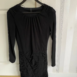 Klänning  - Festklänning (nätdetalj på armarna)