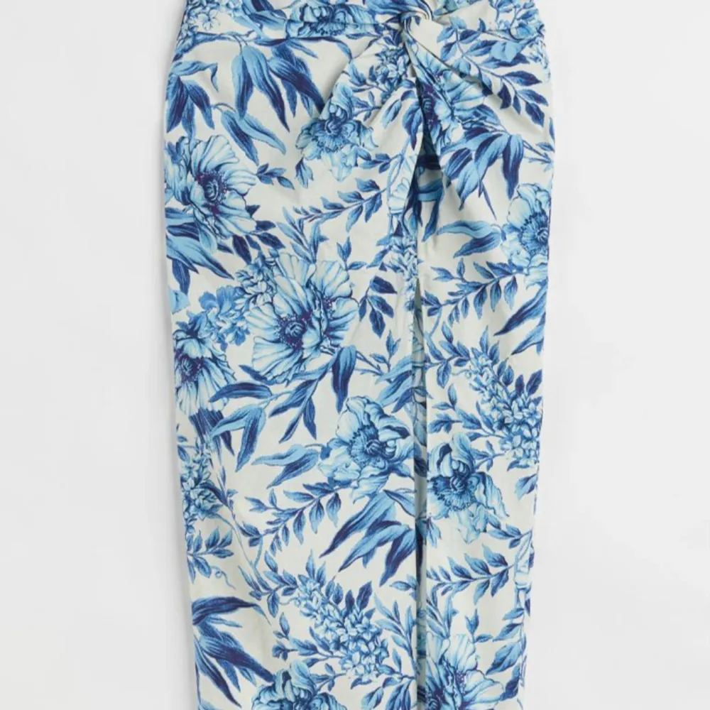 Blått blommigt sett från h&m i linnen material , säljer tillsammans Oanvänt . Blusar.
