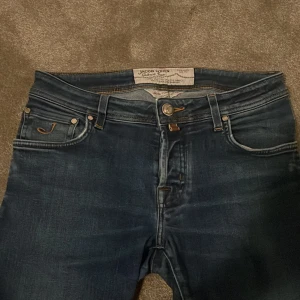 Jacob Cohen jeans  - Jacob cohën ” 688 ” handgjorda italienska jeans i extremt bra skick! Nypris runt 5000kr🤩 skriv om du har funderingar eller vill ha fler bilder. Prutmån finns men var rimlig