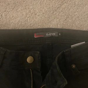 Svarta lipp jeans💘 - Säljer dessa svarta lågmidjade bootcut jeansen!! Jätte fina men lite för små för mig. Dessa säljs ej längre. Inga defekter och knappt använda. Pris kan diskuteras vid snabb affär. Kan posta samma dag eller dagen efter köp!!💘
