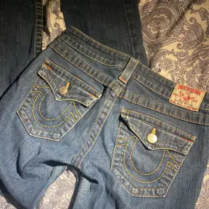 Straight true religion jeans, skulle sagt att de är i väldigt bra skick fråga om närmre eller bättre bilder. Innerbenslängd: 69 cm , Ytterbenslängd: 91 cm, Midjemått rakt över: 38 cm. Säljer pga kommer inte till användning längre.