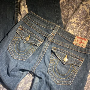 True religion jeans - Straight true religion jeans, skulle sagt att de är i väldigt bra skick fråga om närmre eller bättre bilder. Innerbenslängd: 69 cm , Ytterbenslängd: 91 cm, Midjemått rakt över: 38 cm. Säljer pga kommer inte till användning längre.