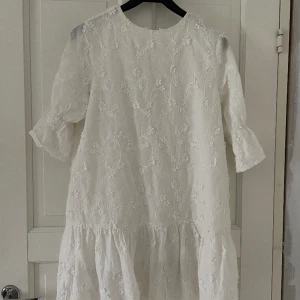 Studentklänning  - Säljer nu min fina klänning från nakd jag tänkte ha till studenten som tyvärr var lite för kort. Står att det är storlek 38 men skulle säga att den passar en 34/36 💓💓 