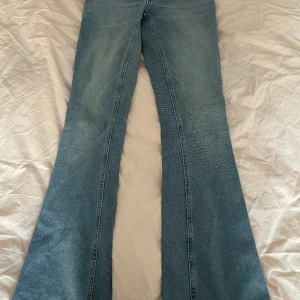 Low boot får lager 157  - Låga i midjan  Ljus blåa  Utsvängda i bena  XXS short 