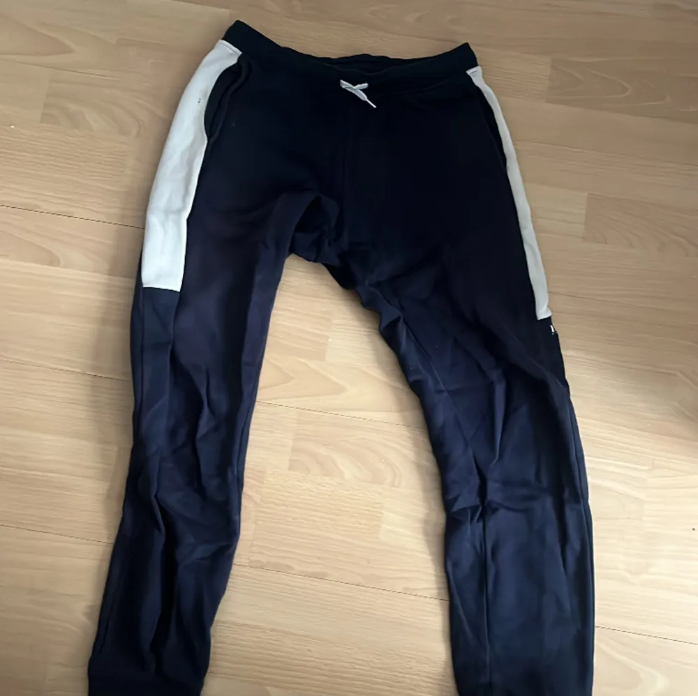 Ett par mjukisbyxor från Hugo boss. Slitna baktill, se bild 3. Storleken är 14/S. Matchande tröja finns att köpa!. Jeans & Byxor.