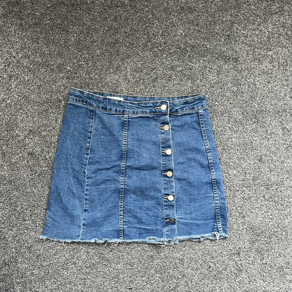 Säljer denna jeans kjol efter min storasyster. Då den är för stor och kommer inte till användning!💌 Den är använd ett par gånger men är i bra skick ändå!💗 perfekt till sommaren!💌 frakten får man stå för själv!💫💗 skriv för fler bilder!🤗💗💫. Kjolar.