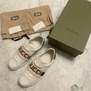 Gucci Ace Lether low  - Säljer nu mina Gucci Ace Lether low stl 42 men passar upp till 43. Skick 10 av 10. Allt og medföljer. Retail 7-8000 kr, mitt pris 4899 kr. Byten kan vara intressant, i skor stl 43 och i kläder stl M - L 