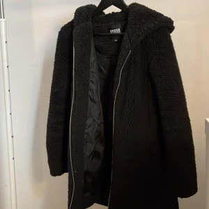 Urban Classics Jacka - Fluffig kappa från Urban. Flitigt använd, defekter förekommer. Nypris:799