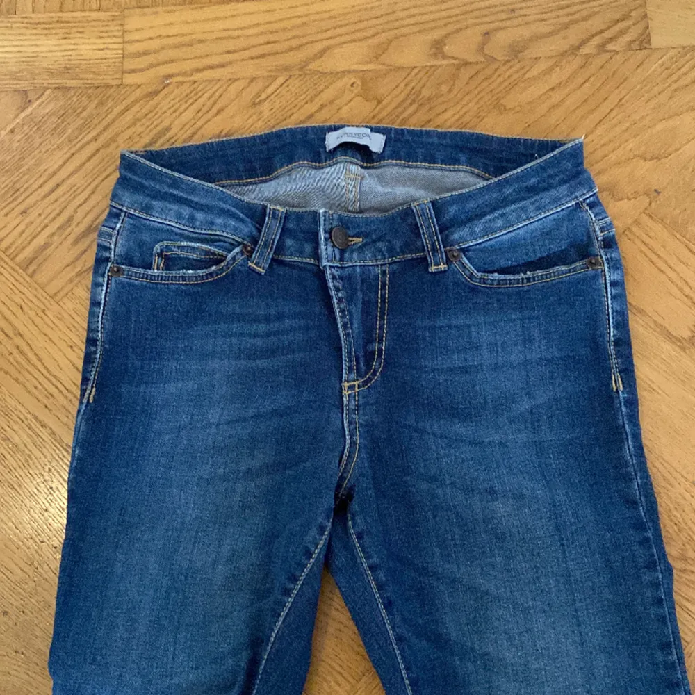 Fina Hunkydory jeans i snygg tvätt. Flare leg, Mid rise. Innerbenslängd 78 cm och då har jag lagt upp dom  2 cm. Men inte klippt bort nåt, så man kan lätt lägga ner dom igen. Midja rakt över är 36 cm. . Jeans & Byxor.