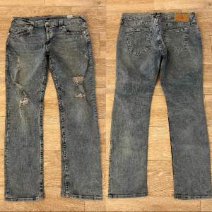 Baggy true religion jeans i fint skick utan några fläckar/defekter. Midjemåttet tvärs över är 48cm, innerbenslängden är 82 cm och fotvidden är 21cm. Modellen är 170cm