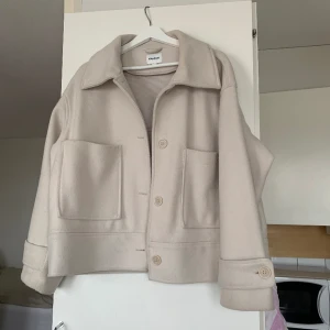 Kappa  - Jättefin kort kappa från kappahl 