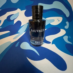 Dior sauvage  - Helt nu dior sauvage parfym säjer den pga att jag har tröttnat på den men är bra för sommaren 