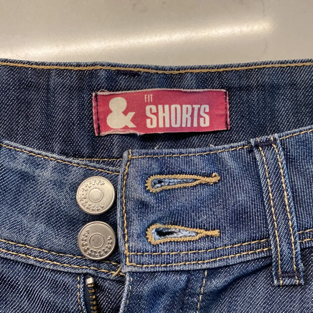 Snygga Lågmidjade shorts. Säljer eftersom de är för stora . Shorts.