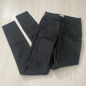 Skinnbyxor - Ett pr skinnbyxor från Only i storlek S och längd 32! Dem är använda så på knäna finns defekter! Frakt tillkommer