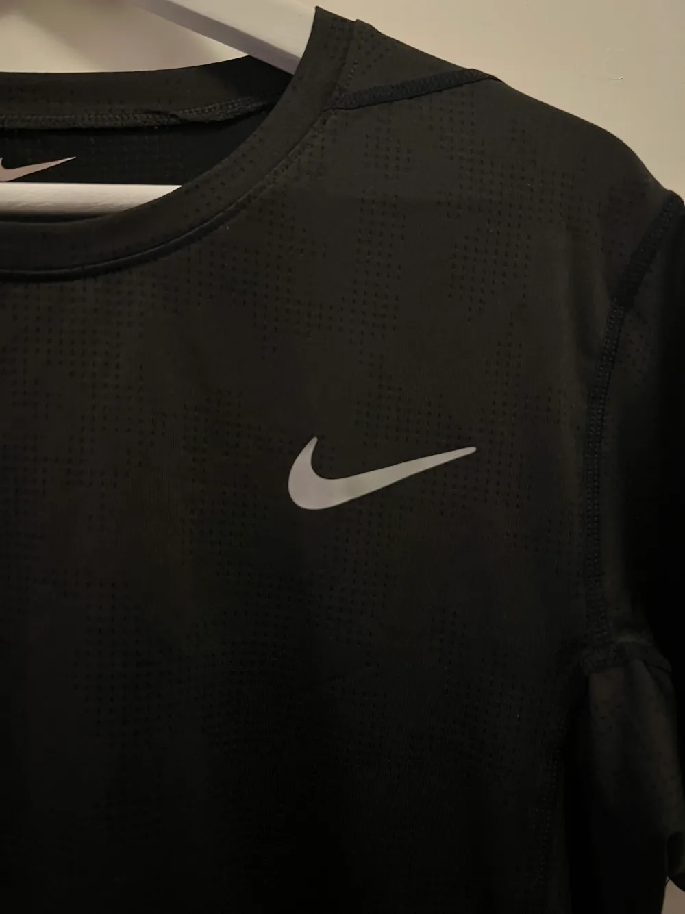 Nike träningströja. Ej använd då den är för stor. Storlek L.. T-shirts.