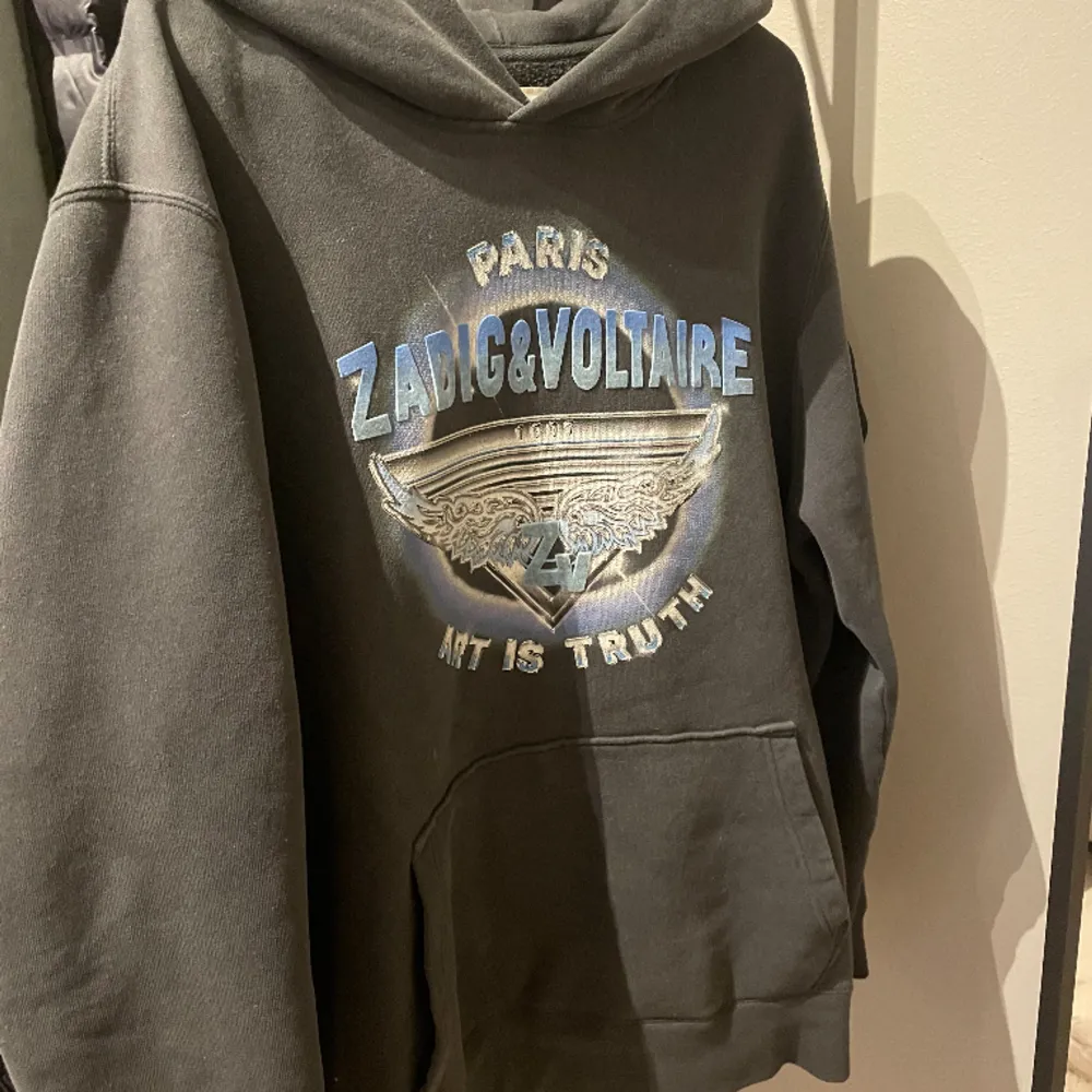 Hej, säljer nu min Zadig&Voltaire ”art is truth” hoodie då den var för stor och inte går att returnera. Använd endast ett fåtal gånger utan några defekter. Nypris ca 3000kr.. Hoodies.