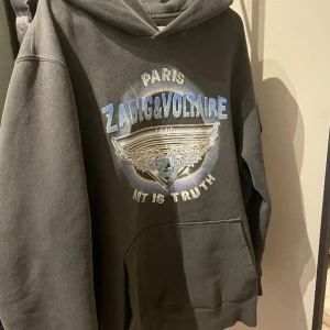 Zadig&Voltaire Hoodie - Hej, säljer nu min Zadig&Voltaire ”art is truth” hoodie då den var för stor och inte går att returnera. Använd endast ett fåtal gånger utan några defekter. Nypris ca 3000kr.