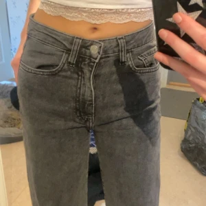 Gråa jeans  - Jätte fina wide gråa jeans 💕 knappt använda.