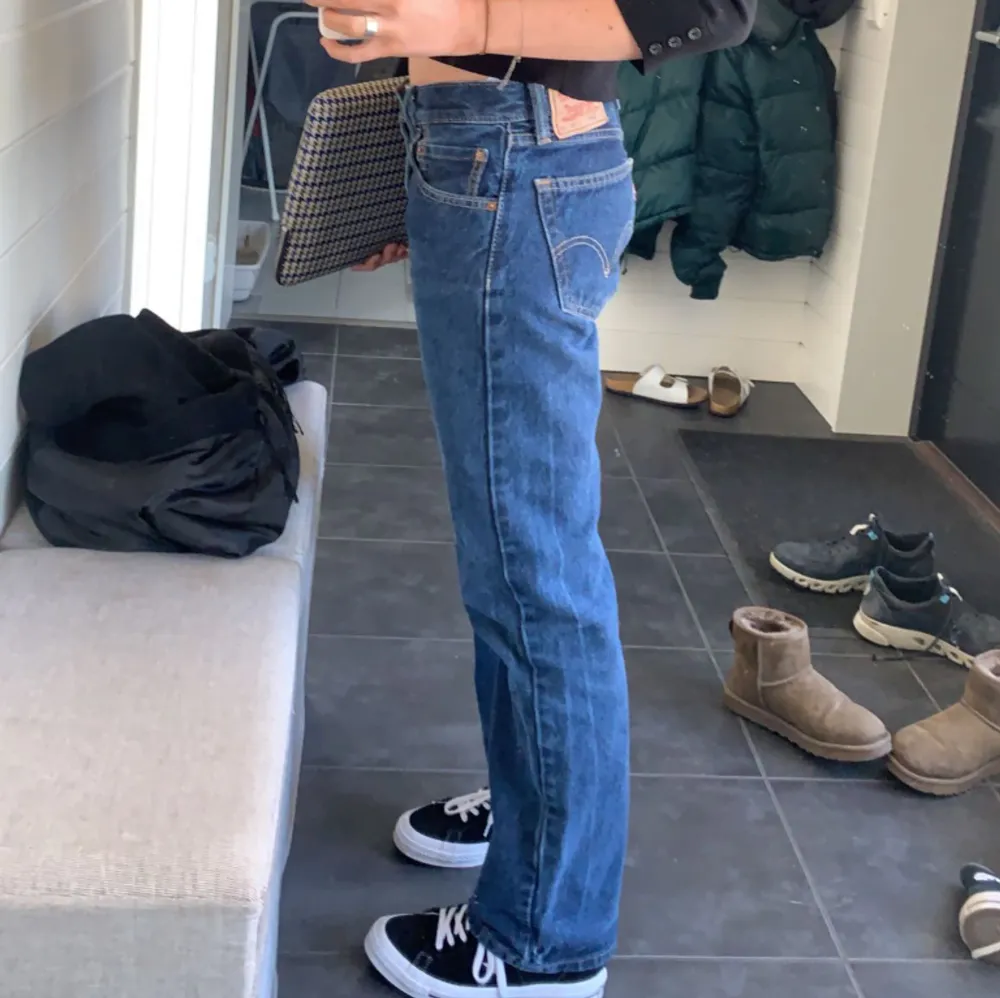 Lågmidjade raka jeans från Levis. Köpta på pop boutique i Göteborg, använda fåtal gånger av mig så bra skick. Unik blå färg. Jeans & Byxor.
